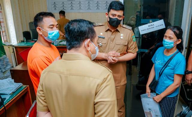Walikota Medan Bobby Nasution saat sidak di Kantor Lurah, Senin (9/5) dan mendapati lokasi kantor pelayanan itu kosong sementara banyak warga yang sudah menunggu untuk urusan berkas.