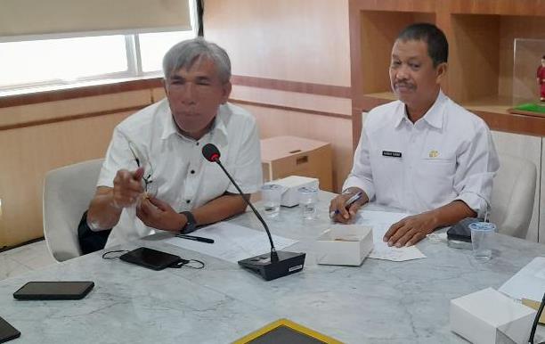 Ketua KONI Medan, Jhon Lubis (kiri) pada Konfrensi Pers menjelaskan kesiapan atlet Sumut menghadapi PON XXI/2024 di Sumut-Aceh.(Foto:LintasMedan/irma)
